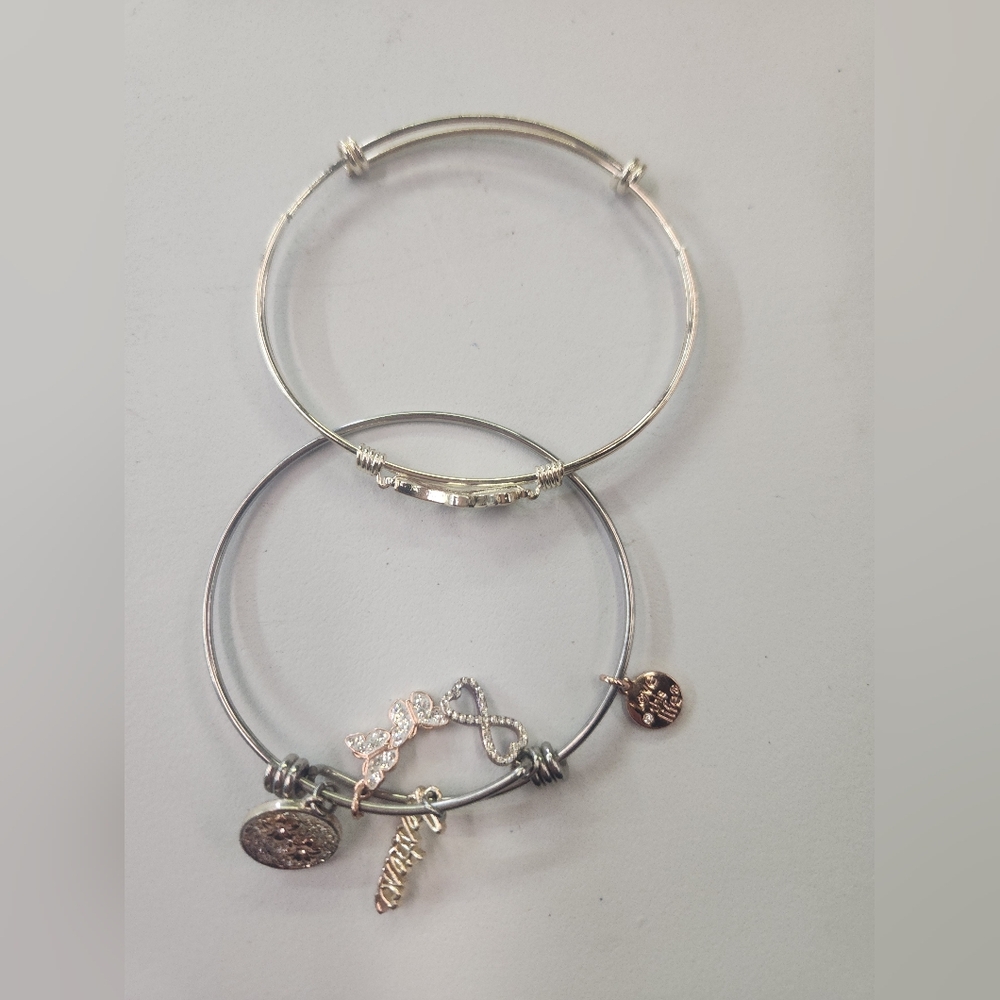 2 Bracelets